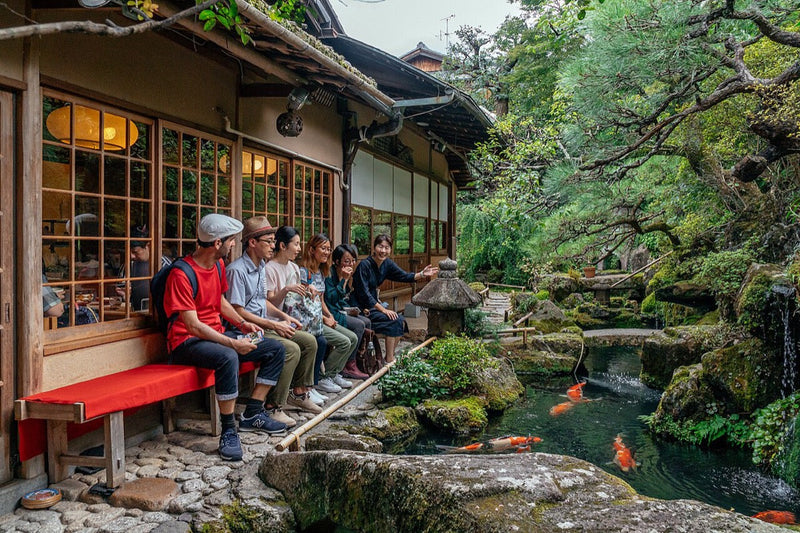 Koi vijver in Kyoto: grote koi in een Japanse tuin