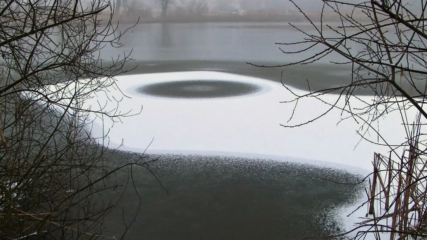 Luchtbelcirkel in een deels bevroren vijver, illustratief voor vijver ijsvrij houden in de winter