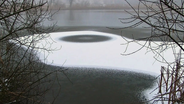 Luchtbelcirkel in een deels bevroren vijver, illustratief voor vijver ijsvrij houden in de winter