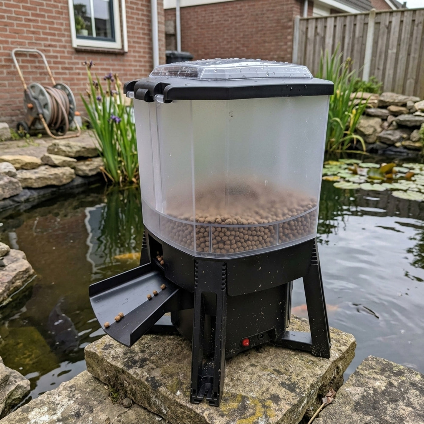Superfish Solar Fish Feeder voerautomaat op zonne-energie met 6 liter reservoir - Automatisch vijvervissen voeren op zonne-energie