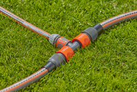 Gardena hose connectors on a lawn, showing a water distribution setup., miniatuur 3