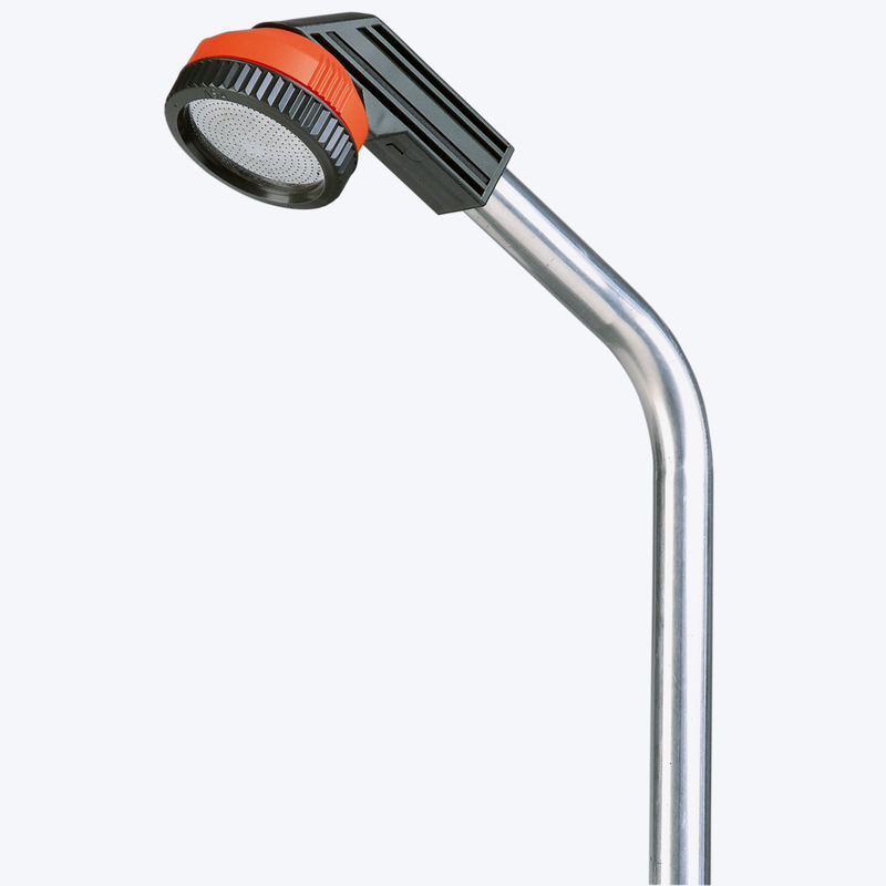 Close-up view of a garden watering nozzle attached to a metal pipe., detailaanzicht Tuinaccessoire