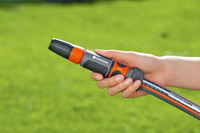 A hand holding a Gardena garden hose nozzle in a garden setting., miniatuur 4