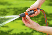 A person holding a Gardena garden hose nozzle, spraying water in a garden., miniatuur 6