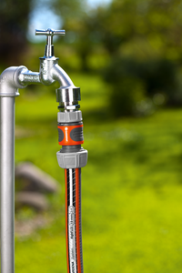 Gardena garden hose connected to an outdoor water tap in a garden setting., miniatuur 4