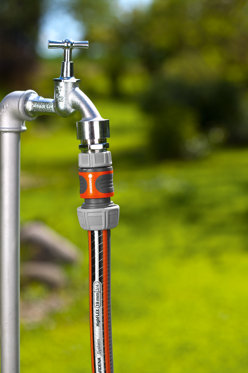 Gardena garden hose connected to an outdoor water tap in a garden setting., afbeelding 4 Vijverslang