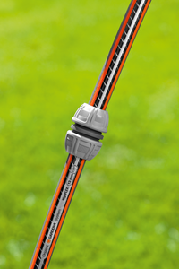 Gardena hose connector joining two garden hoses, shown against a green background., miniatuur 4