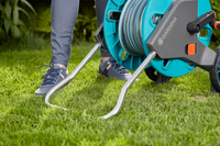 A person using a Gardena hose reel on a lawn., miniatuur 4