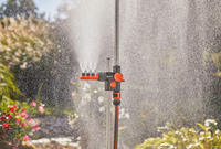 Garden sprinkler system in operation, dispersing water over plants., miniatuur 6