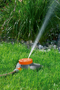 A garden sprinkler watering grass with a spray of water., miniatuur 3