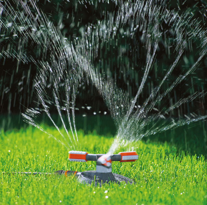A garden sprinkler in operation, watering a lush green lawn., detailaanzicht Filtermedium