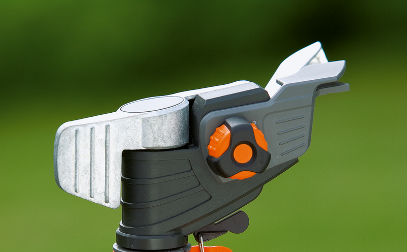 Close-up of a garden pruning tool with an adjustable cutting mechanism., afbeelding 4 Tuinbewatering