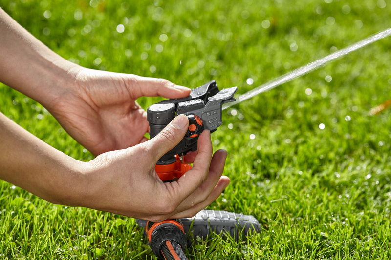 Hands adjusting a garden sprinkler on a lawn., afbeelding 4 Onderhoudsproduct