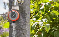 Gardena water timer attached to an outdoor faucet, with water flowing into a garden., miniatuur 4