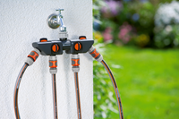 A Gardena water distributor connected to a garden tap with multiple hoses attached., miniatuur 2