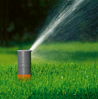 A Gardena pop-up sprinkler watering a lush green lawn., miniatuur 1