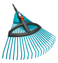 Front view of a Gardena adjustable garden rake with flexible tines., miniatuur 1