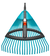 Front view of a Gardena garden rake with a wide head and ergonomic handle., miniatuur 3