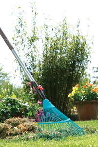 A Gardena rake collecting grass and leaves in a garden setting., miniatuur 2