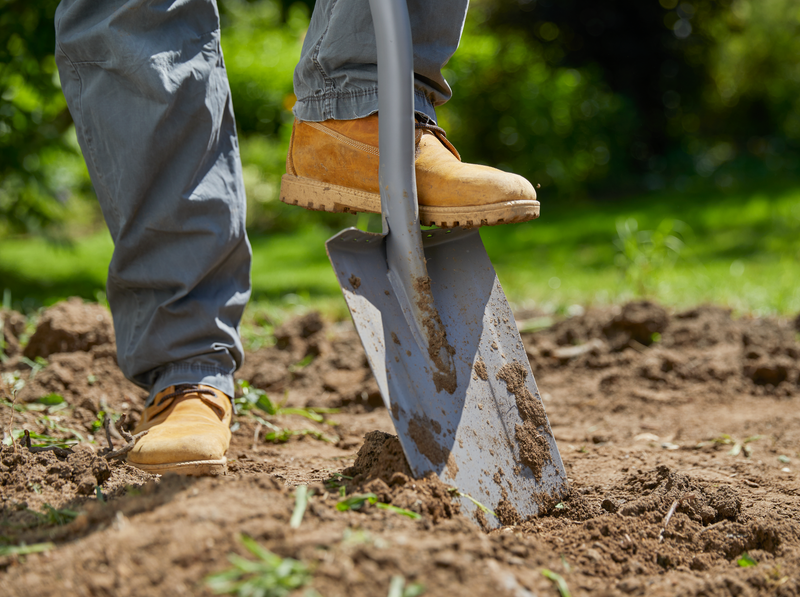 A person wearing work boots using a shovel to dig soil in a garden., afbeelding 2 Tuingereedschap