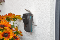 Gardena smart garden sensor plugged into an outdoor wall socket near vibrant flowers., miniatuur 6