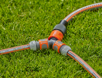 Gardena hose connectors forming a junction on a grassy lawn., miniatuur 2