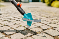 Gardena tool being used to remove weeds from between paving stones., miniatuur 6