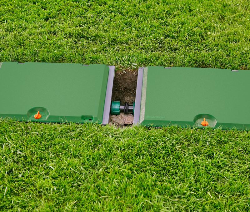 Garden irrigation system with connectors partially visible in the grass., afbeelding 4 Tuingereedschap