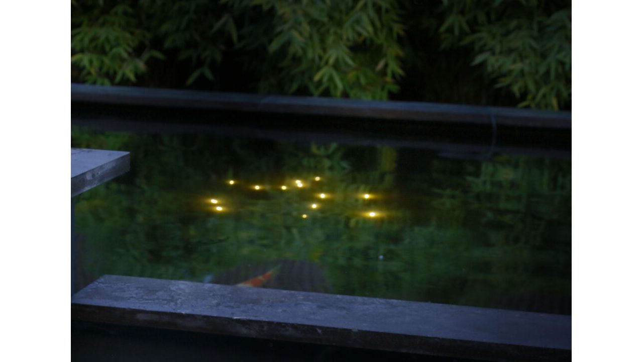 Velda Welkin Pond Light sfeerbeeld bij avond