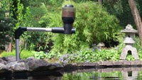 Velda Fish Feeder Easy gemonteerd aan de rand van een vijver, miniatuur 4