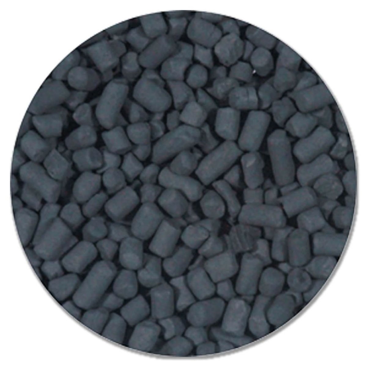 Detail van zwarte geperste koolpellets in Velda Hoog Actieve Filterkool