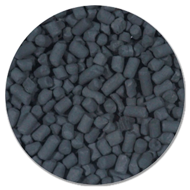 Detail van zwarte geperste koolpellets in Velda Hoog Actieve Filterkool, afbeelding 3 Filtermedium